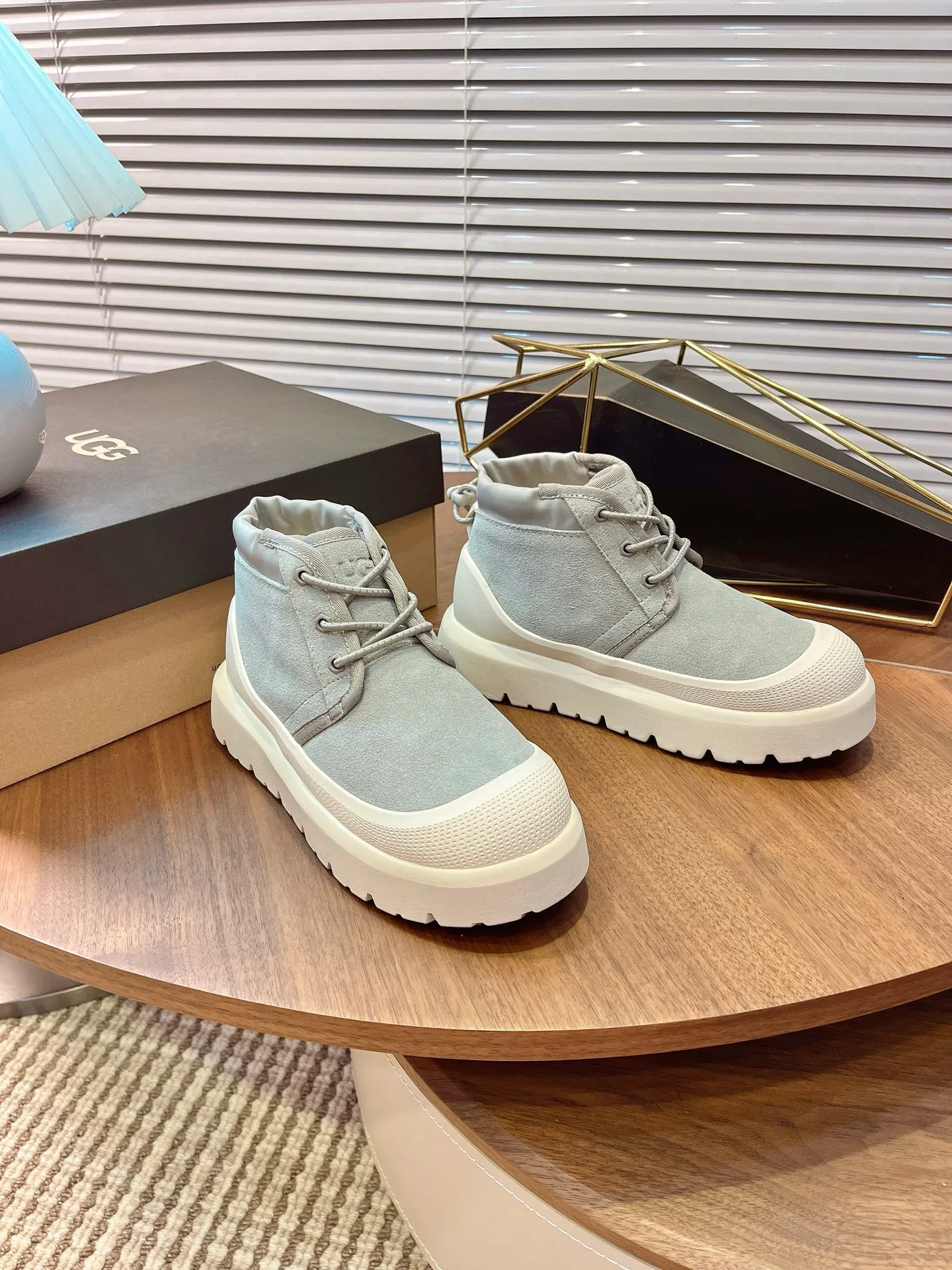 【UGG】 P: 560💰 Couple shoes Size: Women’s size 35-40 / Men’s size 40-44 UGG Tasman Weather Hybrid slip-on snow boots👢 Wang Yibo's same style 👏 adds a large orange sole to the classic Tasman shoe style, functional color contrast design, environmentally friendly waterproof and snowproof material, which has both fashionable and functional attributes. At the same time, it is paired with the new UGG furry shoes Keen's furry color-blocking jacket. Bright orange and maroon collide to create a new light outdoor style and open up a new travel experience in early autumn! Using the best materials, the 17mm fur integrated surface is warmer and breathable, and the outsole is upgraded to a lightweight and wear-resistant light wing technology outsole!